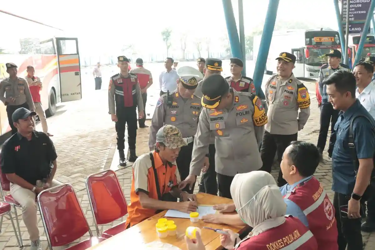 Polres Nganjuk Gelar Tes Urine Secara Acak pada 35 Sopir di Terminal Anjuk Ladang, Hasilnya Negatif