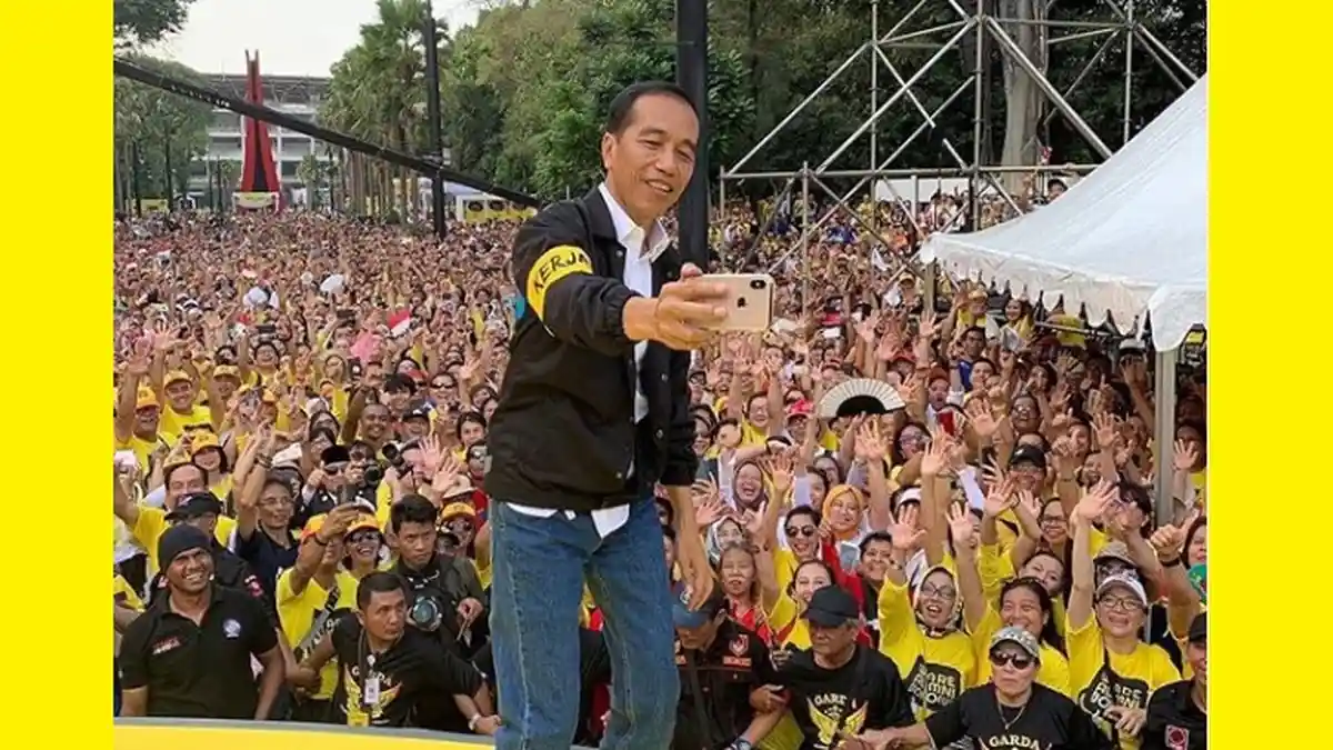 Alumni UI Unjuk Kekuatan Dukung Jokowi dan Reaksi Pendukung Prabowo Subianto - Sandiaga Uno