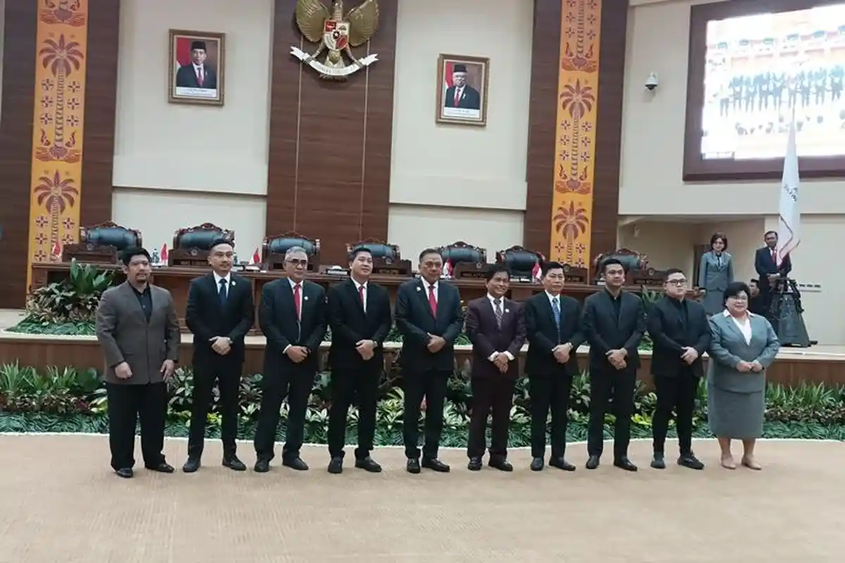 Olly Dondokambey dan Raski Mokodompit Berbalas Pantun dalam Rapat Paripurna DPRD Sulawesi Utara