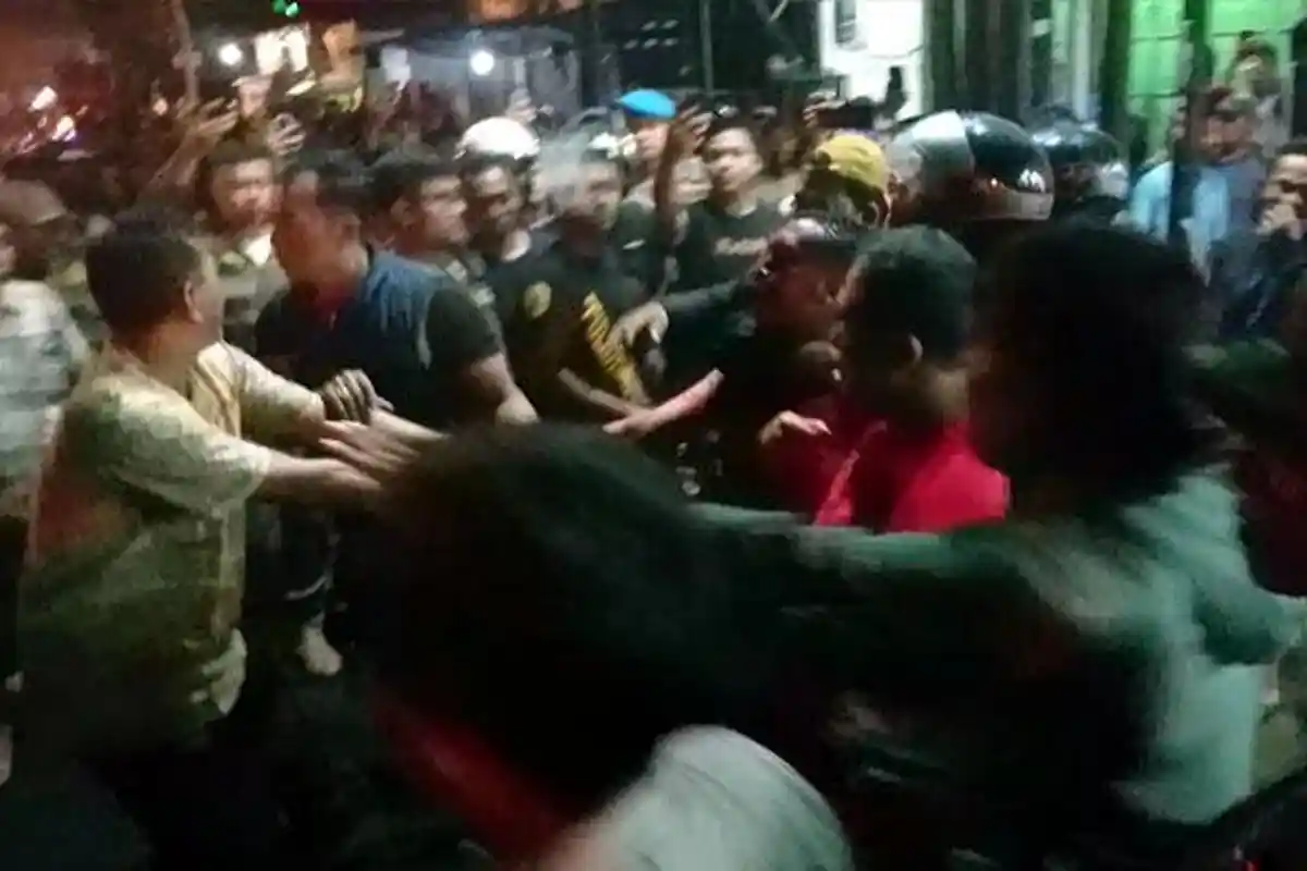 BREAKING NEWS - Pria Tak Berbusana Mengamuk di Depan Pasar Burung Tulungagung, Minta Tolong Prabowo