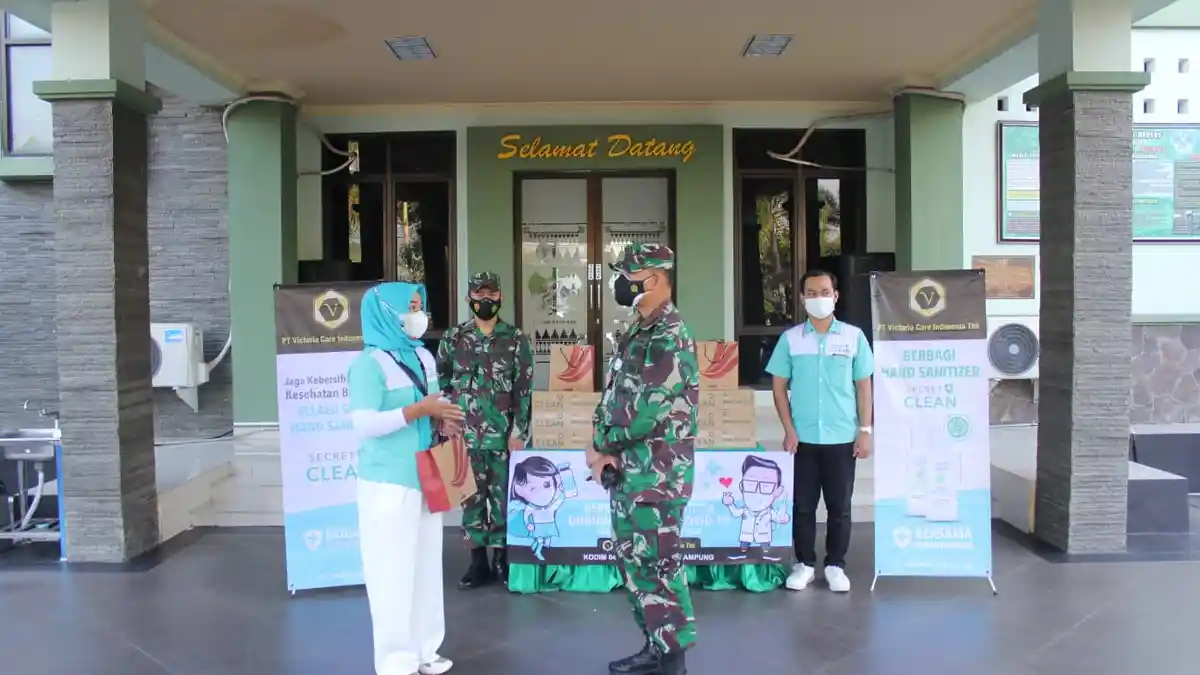 Kolonel Inf Romas Herlandes Terima Bantuan Hand Sanitizer dari Victoria Care Indonesia