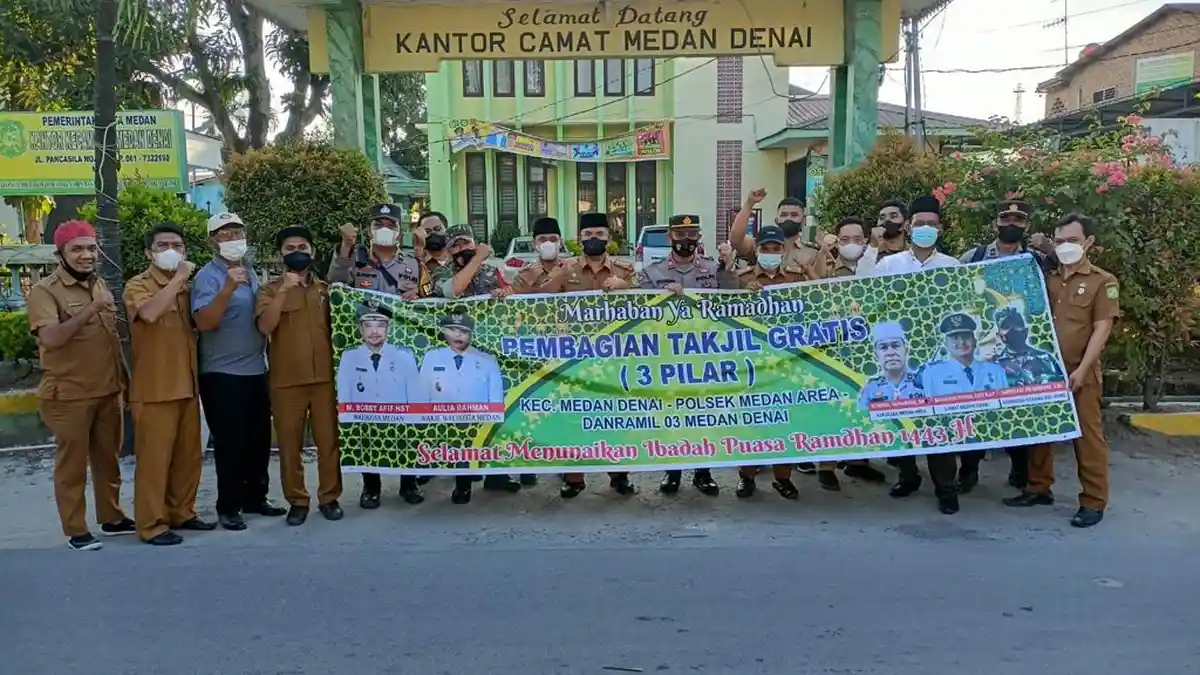 SEMARAK Ramadan, Polsek, Koramil serta Kecamatan Medan Denai Bagikan 100 Takjil Tiap Hari