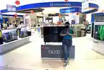 pegawai-electronic-city-memperlihatkan-produk-tv-led-electronic-city-nipah.jpg