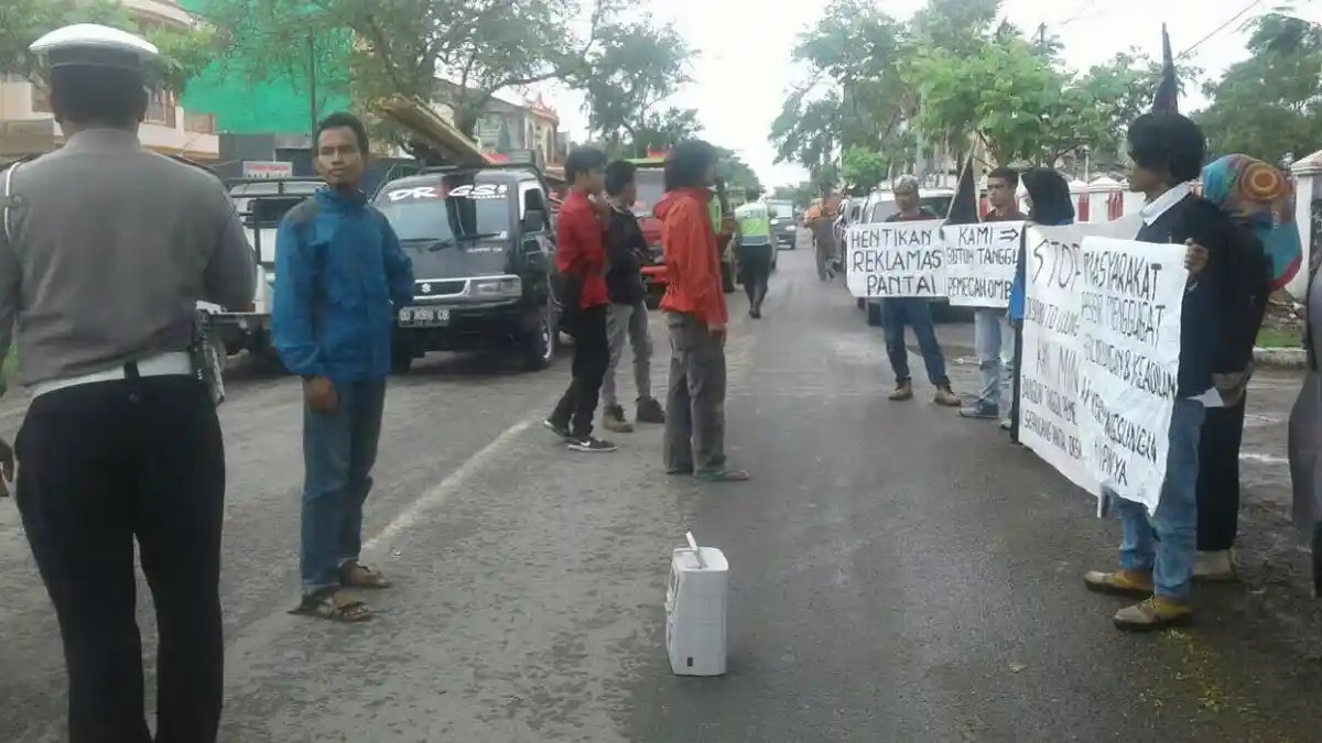 Warga Tarowang Jeneponto Unjuk Rasa Minta Tanggul Pemecah Ombak