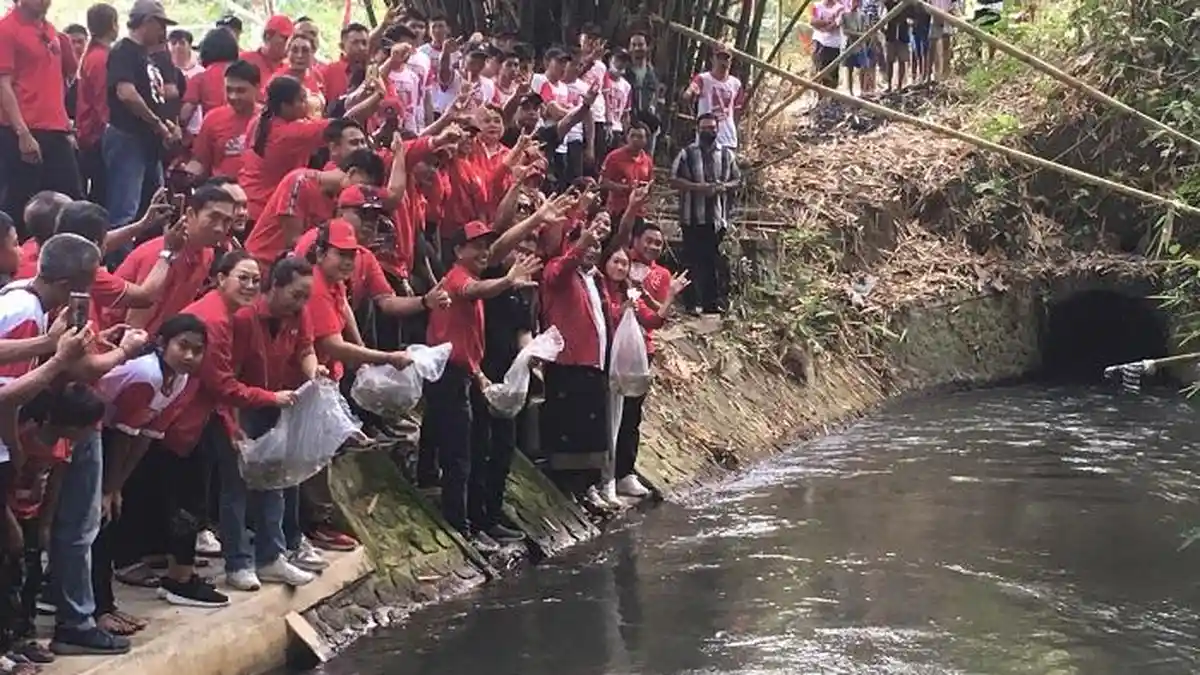 Tumpek kandang, PDIP Gianyar Tebar 10 Ribu Ikan dan Lepas Burung Merpati