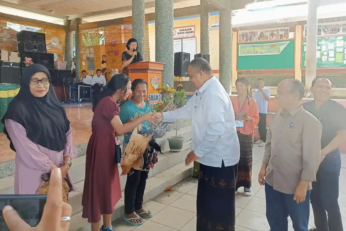 SMA Negeri 1 Ende Serahkan Hadiah Ayam kepada Para Siswa di Moment Pengumuman Hasil Kelulusan