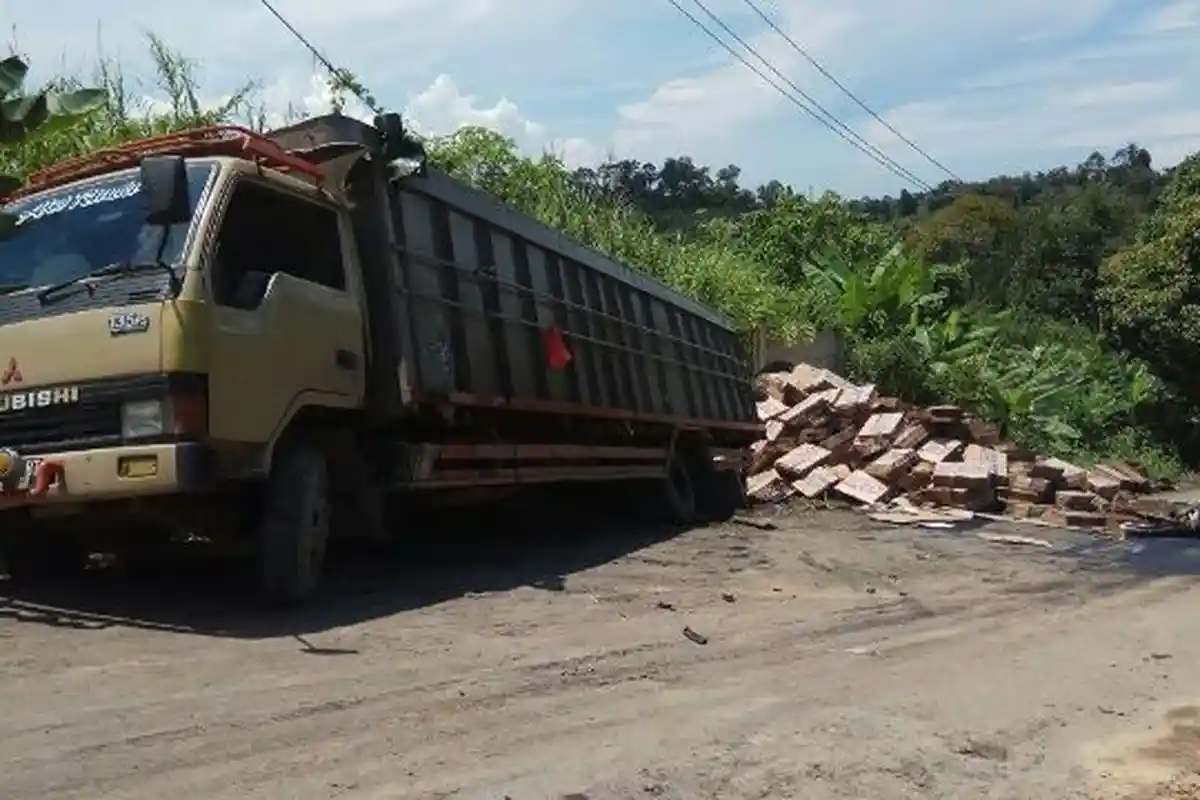BERITA FOTO: Tidak Kuat Menanjak, Truk Terguling di Batu Putu