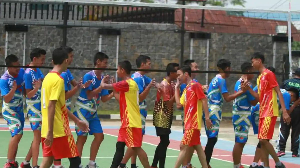 Turnamen Bola Voli Danlantamal XII Cup, SMAN 1 Sui Raya vs SMAN 8 Pontianak - pemain-antar-kedua-tim-sman-1-sui-raya_20170802_203852.jpg