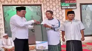 20260317-SERAHKAN-BANTUAN-Bupati-Belitung-Timur-Kamarudin-Muten-Afa-menyerahkan.jpg