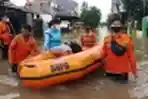 banjir-petugas-bpbd-evakuasi-warga-villa-tomang-baru_20210222_105152.jpg