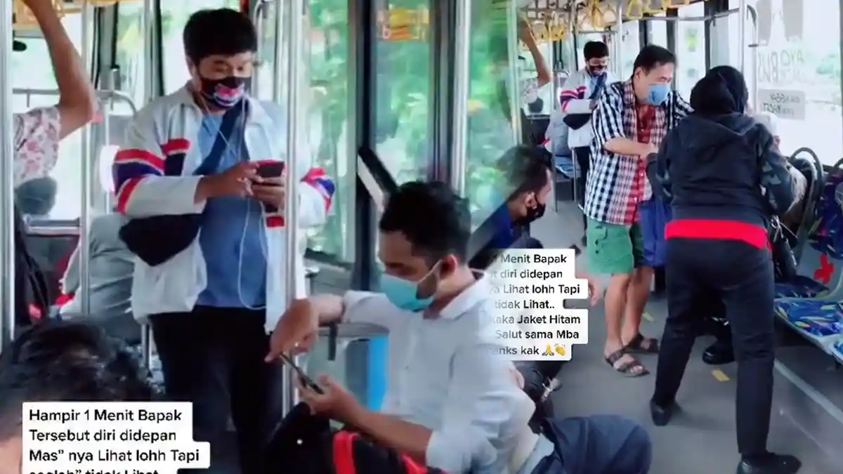 Viral Wanita Berikan Kursinya Pada Kakek di Transjakarta