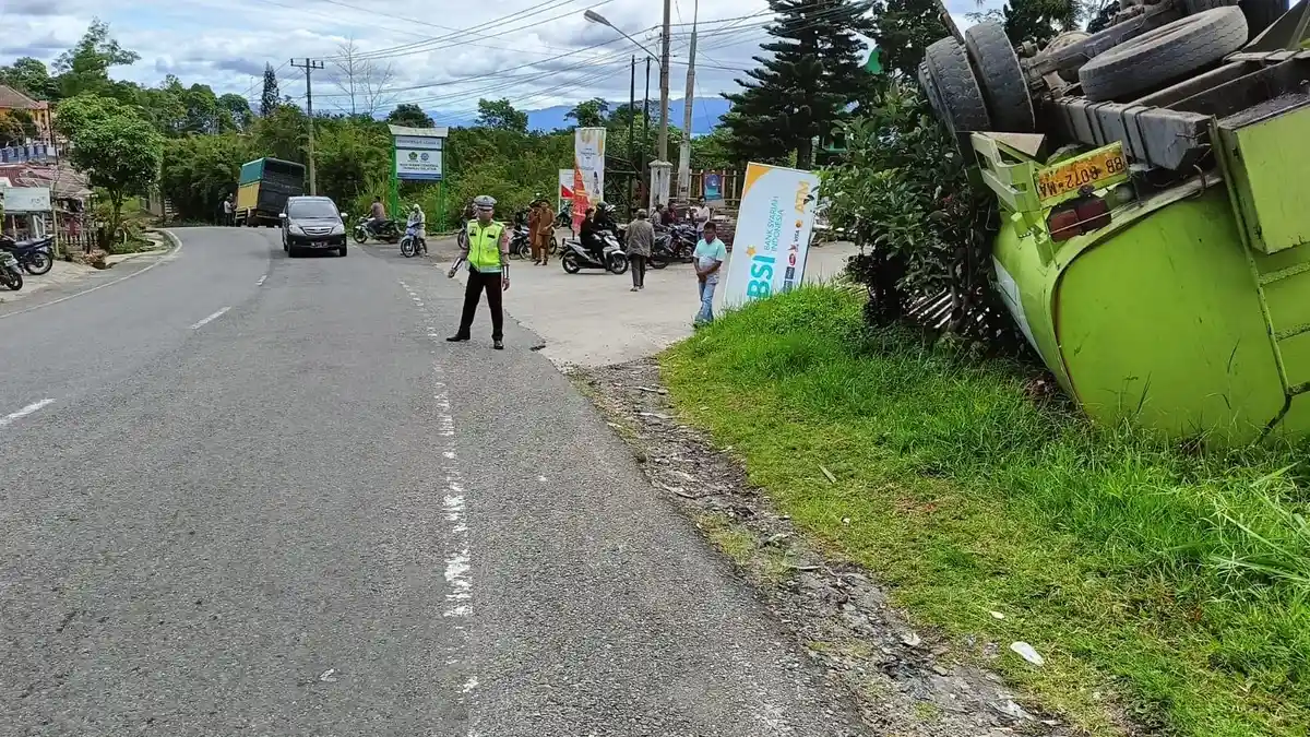 Rem Mendadak Blong, Truk Pengangkut CPO Terbalik di Sipirok