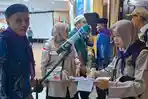 Salah-satu-CJH-HSS-kloter-12-yang-menyerahkan-lembar-obat-jemaah-ke-petugas-kesehatan.jpg
