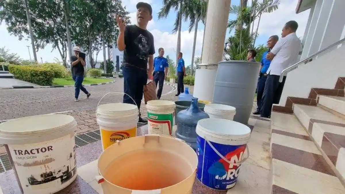 Protes Air Tak Mengalir, Anggota DPRD Kepri Tenteng Ember ke Kantor Badan Pengusahaan Batam