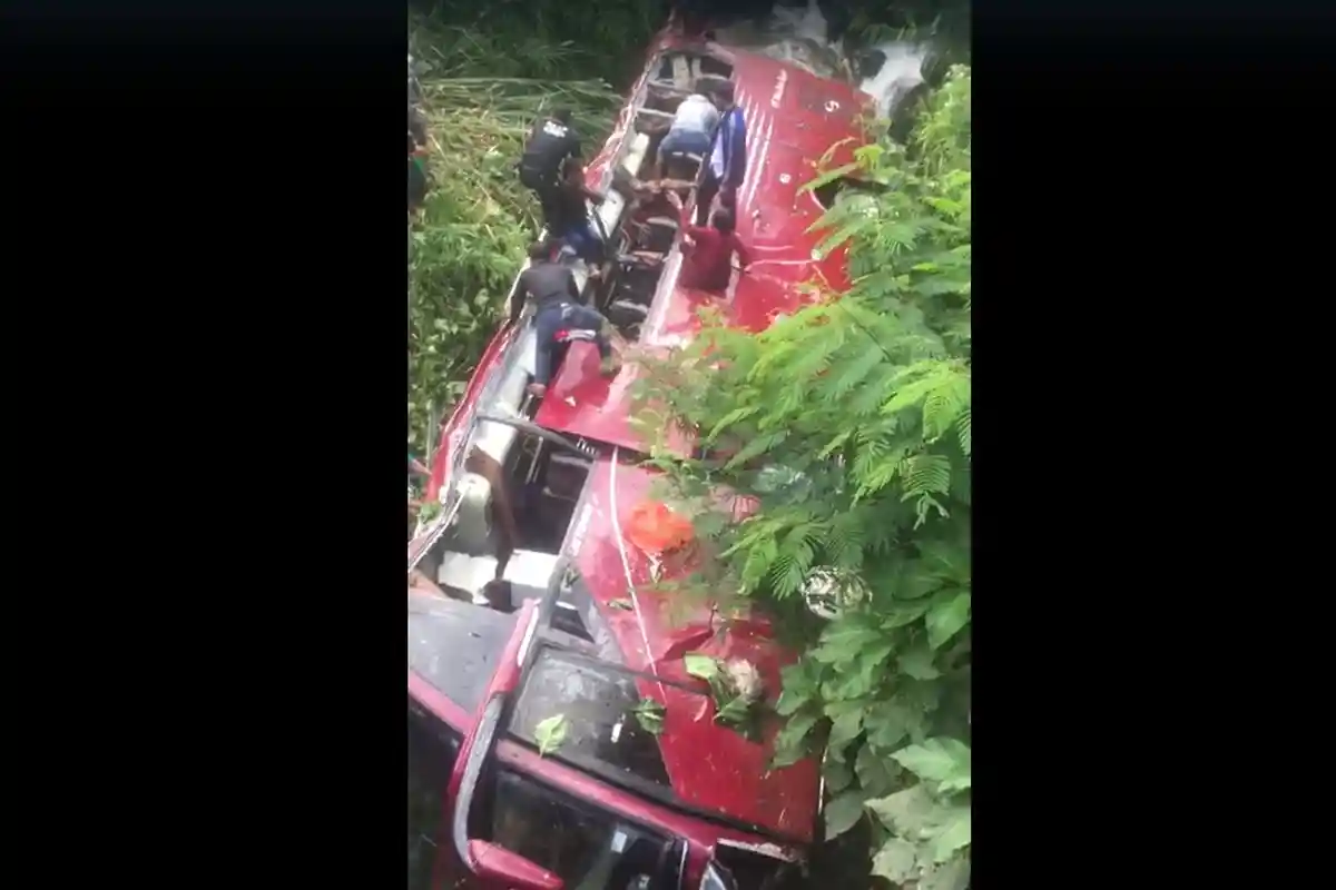 Bus Jamaah Ziarah dari Tangerang Selatan Masuk Jurang di Kawasan Objek Wisata Guci Tegal