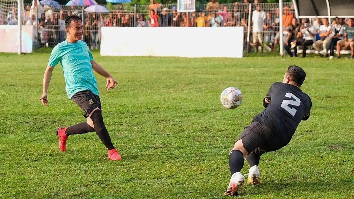 Gibran Rakabuming Raka Jebol Gawang Raffi Ahmad Dua Kali Di 'Samsul Mini Soccer'