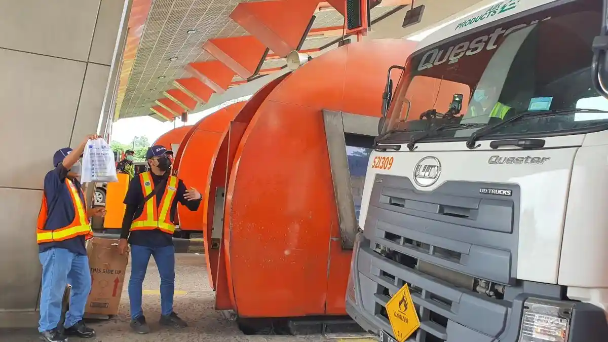 Astra UD Trucks Distribusikan Masker dan Vitamin untuk Pengemudi