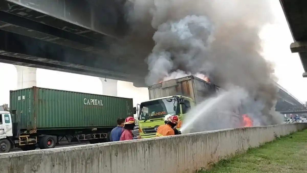 Gara-gara Pecah Ban, Truk Muatan Gula Pasir Terbakar di KM 11 Tol Japek