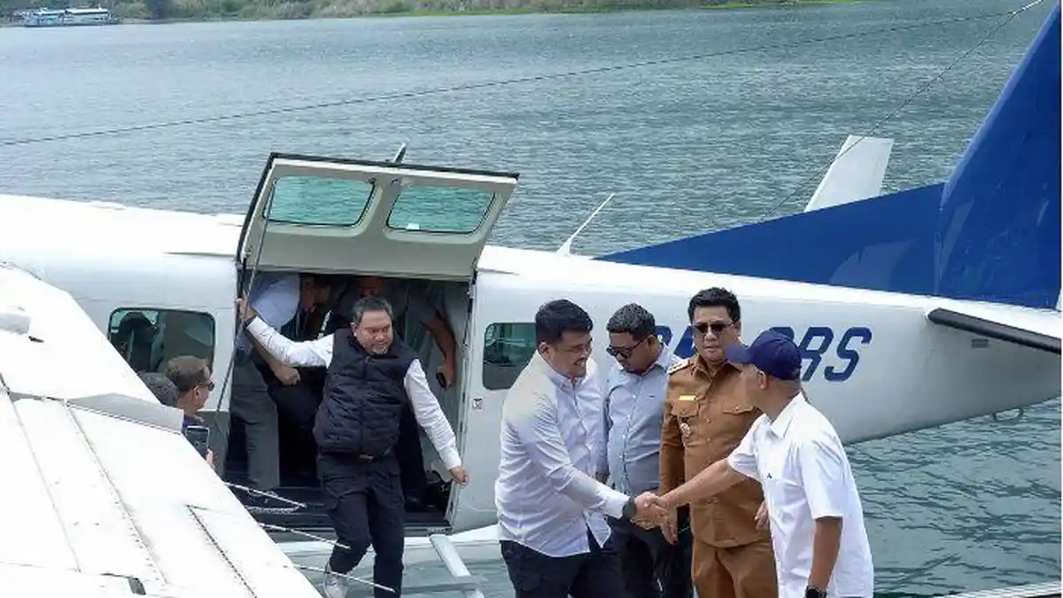Gubernur Sumut Bobby Nasution Uji Coba Pesawat Amfibi di Danau Toba