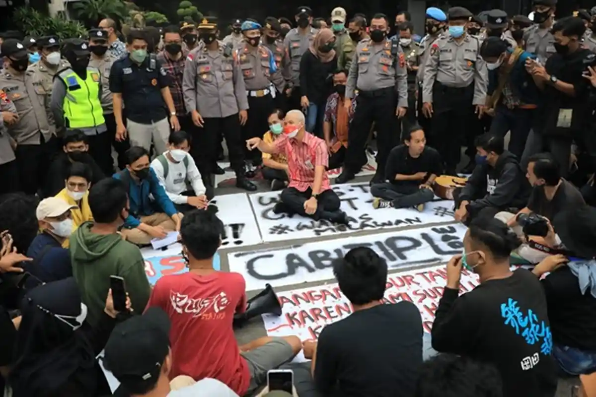 Sambil Lesahan, Gubernur Ganjar Temui Ratusan Pendemo Tolak Penambangan Batu Andesit di Desa Wadas