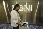 Seorang-teller-menghitung-mata-uang-US-Dollar-di-Bank-BNI-yang-ada-di-Jakarta.jpg