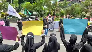 unjuk-rasa-mahsiswi-di-serang-peringati-hari-perempuan-internasional.jpg