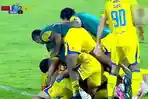 Julio-Cesar-cetak-gol.jpg