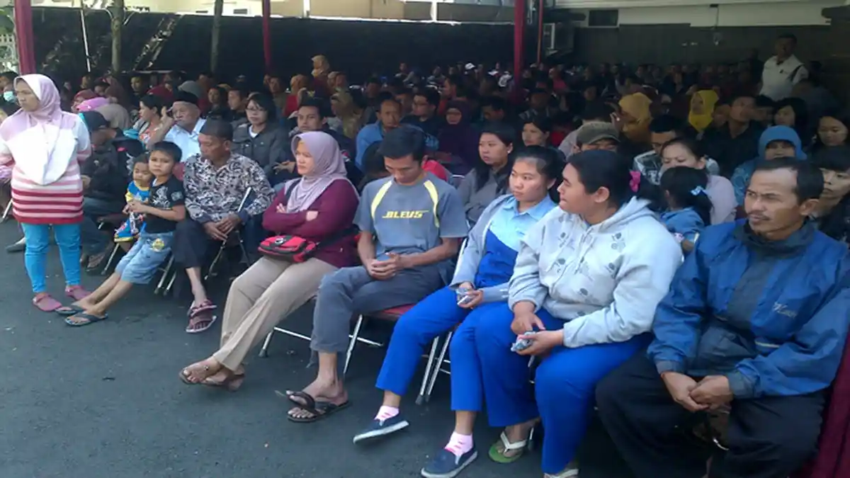 Demi Uang Baru, Ratusan Warga Rela Antre Mulai Subuh