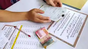 Jemaah-membayar-zakat-fitrah-di-Counter-Layanan-Zakat-Fitrah.jpg