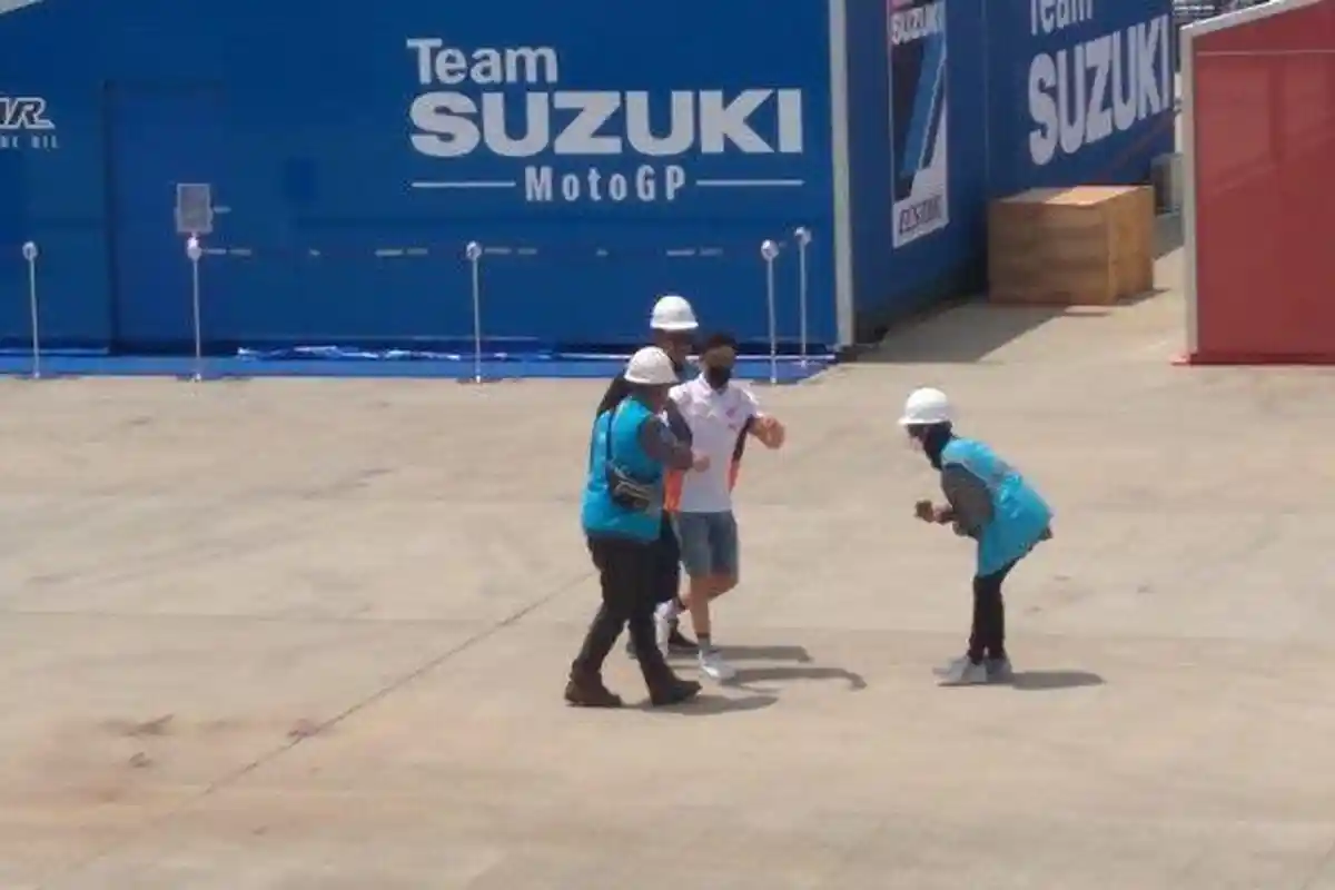 Jeda Tes Pramusim MotoGP Mandalika, Marc Marquez Asyik Foto dengan Warga