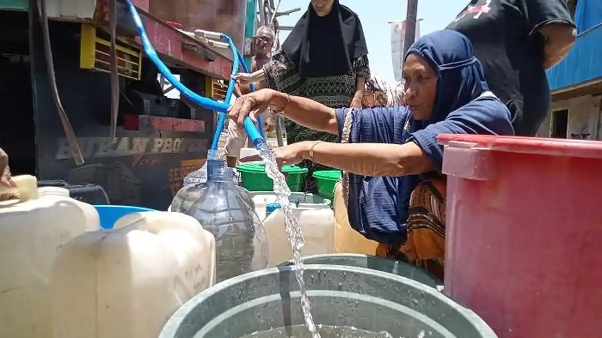 Warga Kelurahan Tallo Kesulitan Dapat Air Bersih Bantuan Jarang Datang