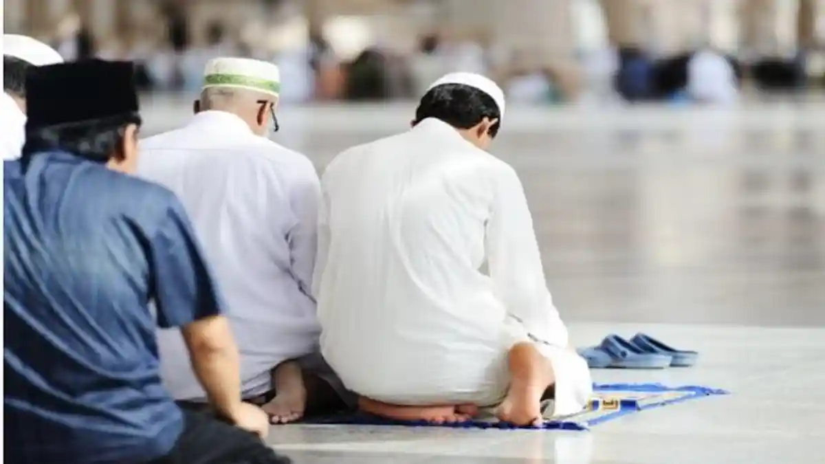 Niat dan Tata Cara Mengqadha Sholat Maghrib ke Sholat Isya Dalam Bahasa Latin