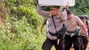 Kapolres-Sikka-pikul-kotak-suara.jpg