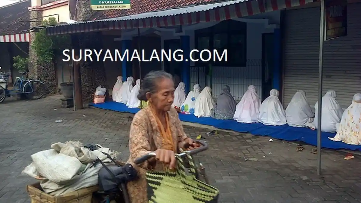 Inilah Doa yang Dipanjatkan Pedagang Pasar Pahing Kediri Saat Sholat Gerhana