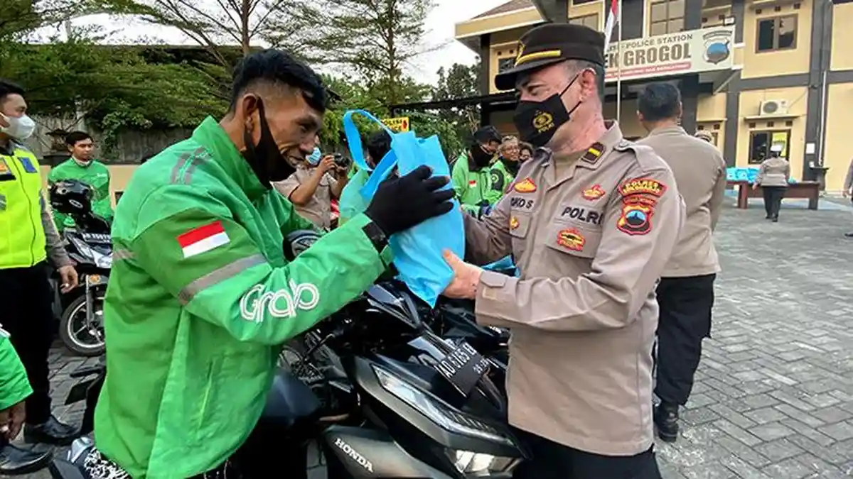 Puluhan Driver Ojol Geruduk Polsek Grogol, Bukan Demo, Ternyata Dapat Bansos 
