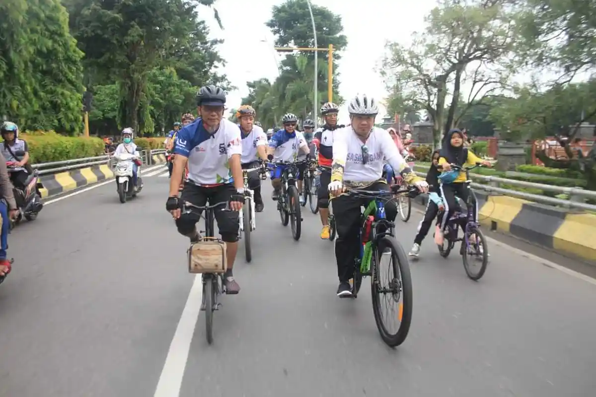 Minimal Sekali dalam Sepekan Ibnu Sina Mengayuh Pedal di Jalanan Kota Banjarmasin