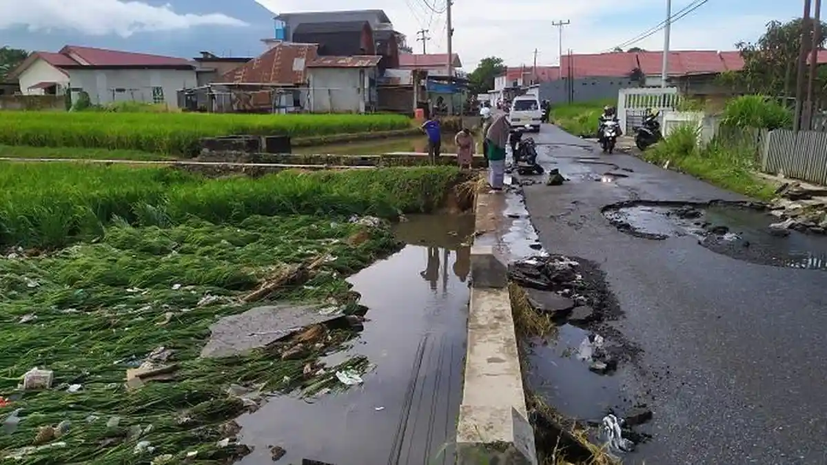 Banjir Terjang Bukittinggi, Aspal Jalan Terkelupas hingga Area Pertanian Rusak