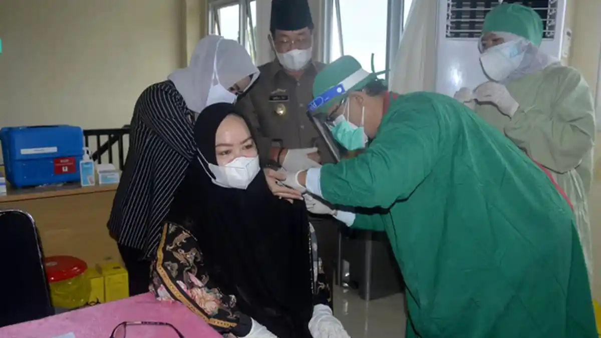 Enam Pejabat Mesuji Ikut Vaksinasi Covid