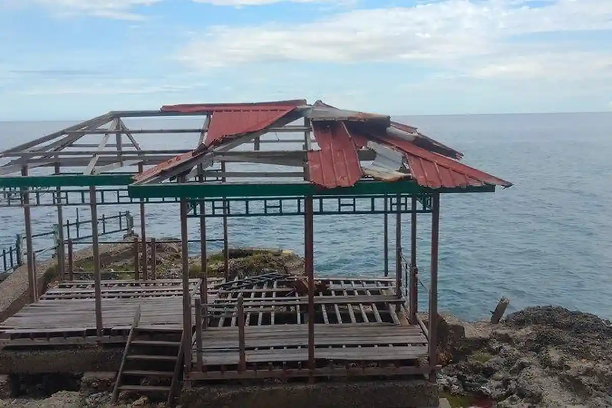 Atap Gazebo Pantai Dato Majene Rusak Parah, Pengunjung Kecewa