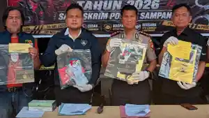 Kapolres-Sampang-AKBP-Hartono-bersama-jajaran-saat-menunjukkan-barang-bukti-pencurian-motor-2026.jpg