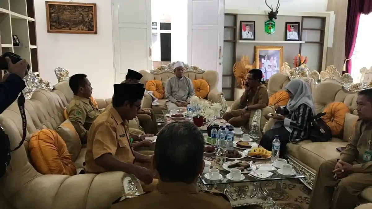 Hari Pertamanya Kerja, Kepala Kemenag Luwu Timur Temui Irwan Bachri Syam