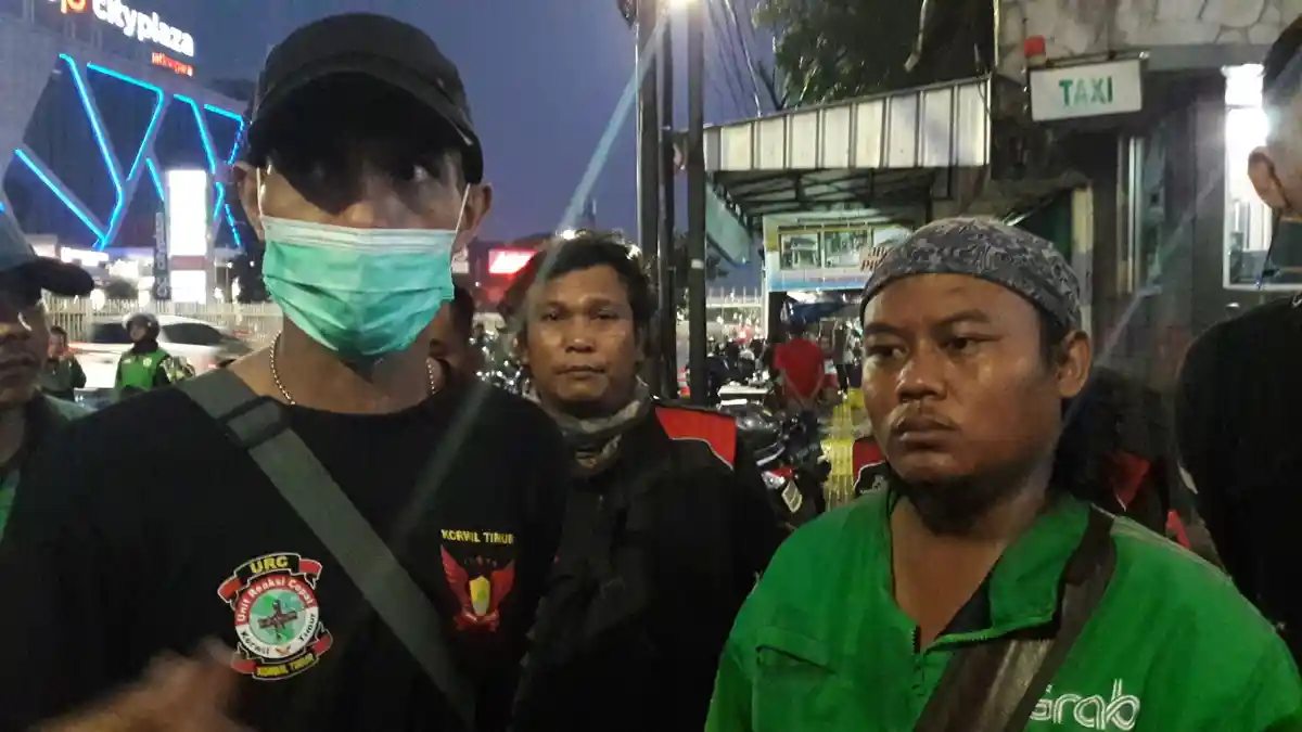 VIDEO: Ojol VS Debt Collector Bentrok di Jalan Pemuda Rawamangun, Ini Sebabnya