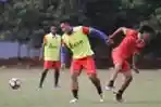 Gunawan Dwi Cahyo Rebut Bola Amarzukih