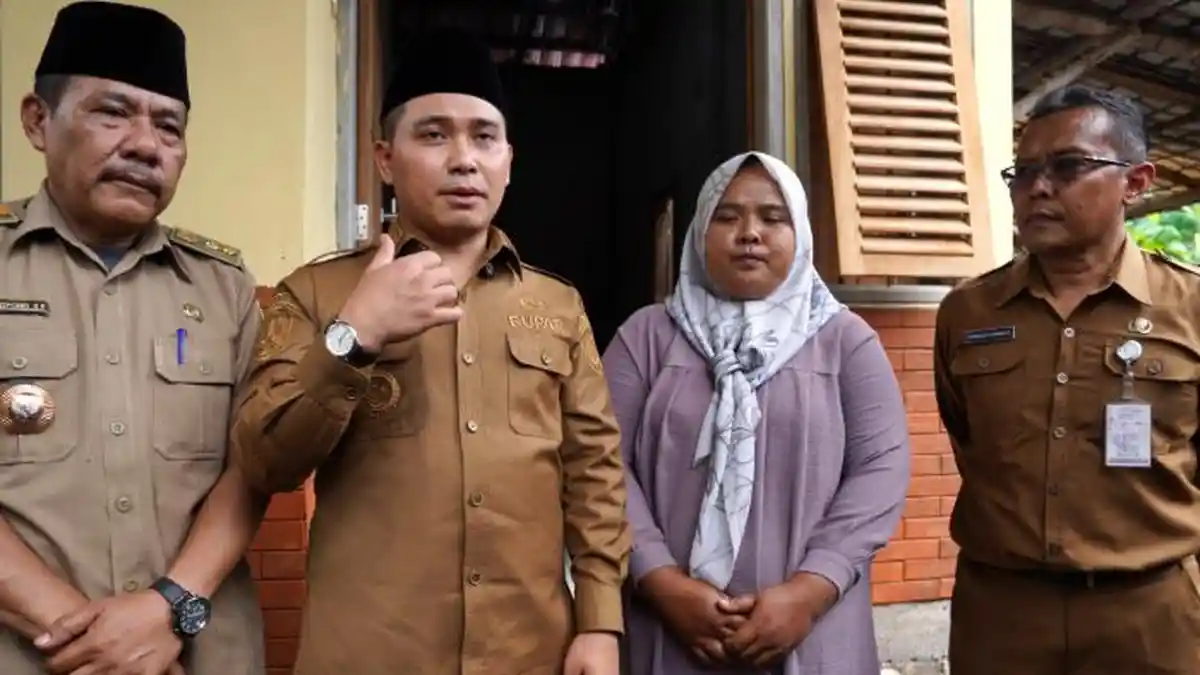 Gus Barra Cek Langsung Realisasi Program Bedah Rumah di Trowulan Kabupaten Mojokerto