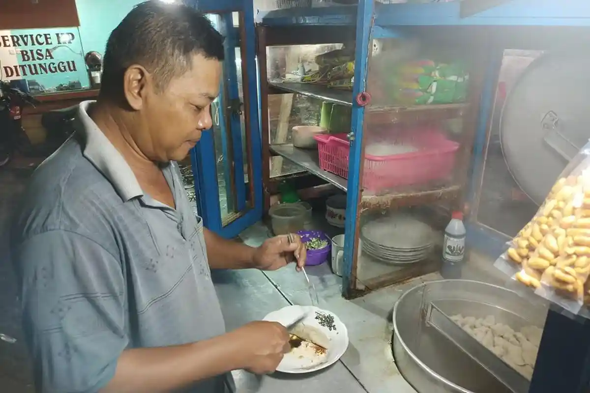 Penjual Tekwan di Kota Jambi Diuntungkan dengan Sistem Pembayaran Digital