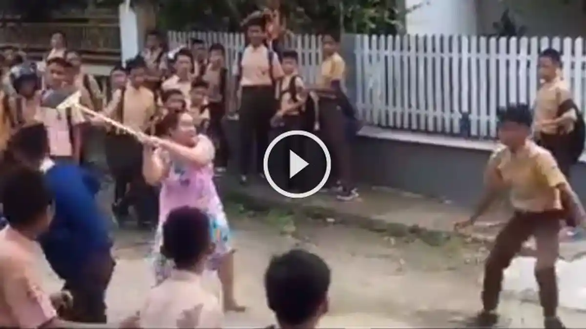 Heboh Video Pelajar Tawuran, Emak-emak Datang Bawa Sapu dan Melayangkannya!