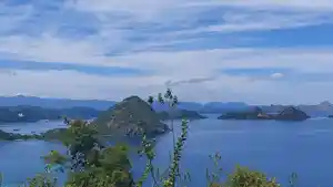 View-laut-dan-gugusan-pulau-di-sekitar-kota-Labuan-Bajo-diambil-dari-bukit-Karangan.jpg