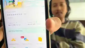 TABUNGAN-EMAS-Warga-menunjukkan-laman-tabungan-emas.jpg