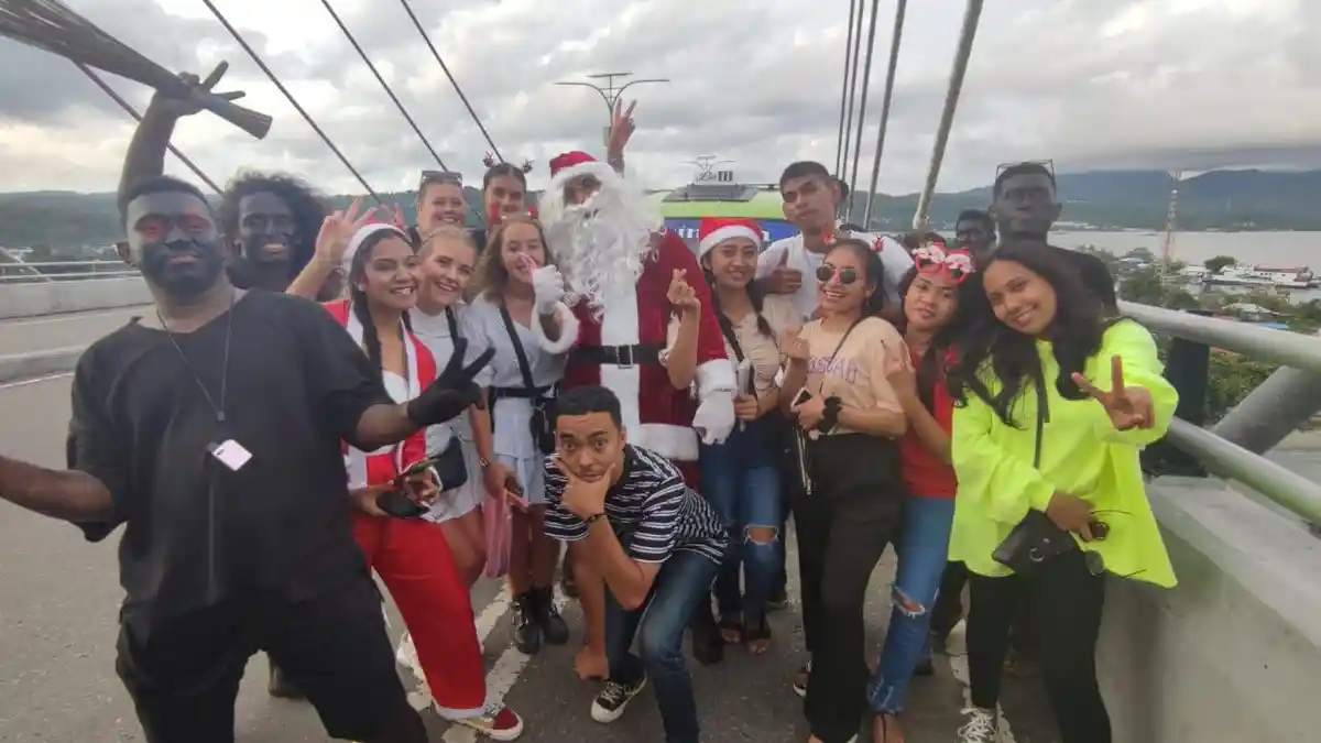 Ada Santa Claus di Ambon, Dua Peri datang Langsung dari Belanda ...