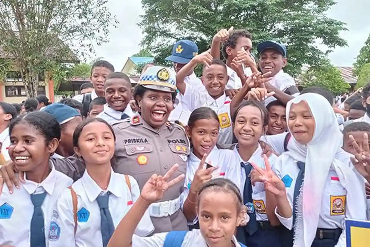 Pelajar Berebut Foto dengan Iptu Priskila, Kasat Lantas Polresta Sorong Kota Pertama Asal Maybrat